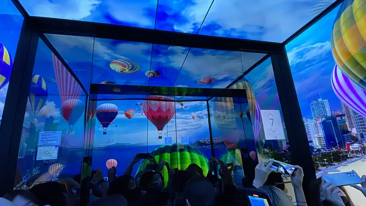 高速電梯上下樓有不同的動畫可觀賞，上樓為熱氣球升空，下樓為海底潛水。黃盈甄攝