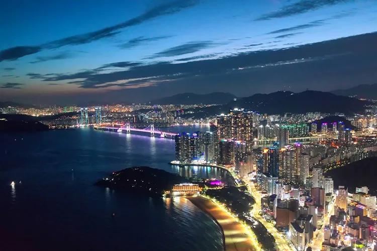 夜晚可觀賞迷人的釜山夜景。黃盈甄攝