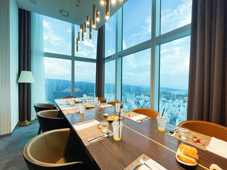 除了一般座位，餐廳也提供有多人數的獨立用餐區，視野同樣非常好。黃盈甄攝