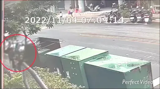 新北男大街推倒93歲老婦　行搶得手千元買菜金