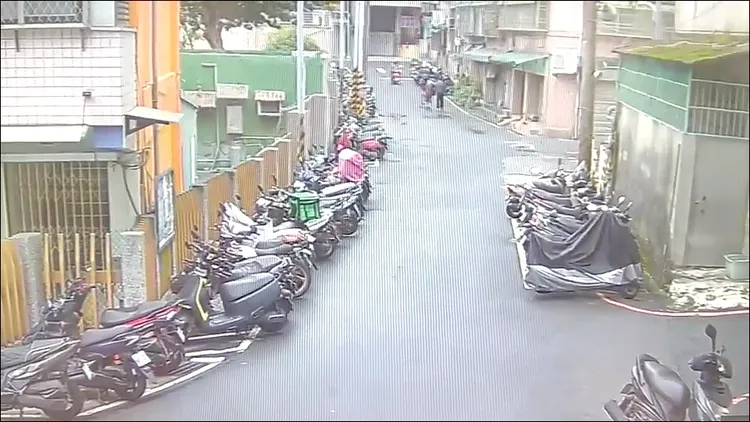 謝男在巷內就開始尾隨老婦，伺機搶奪老婦。警方提供