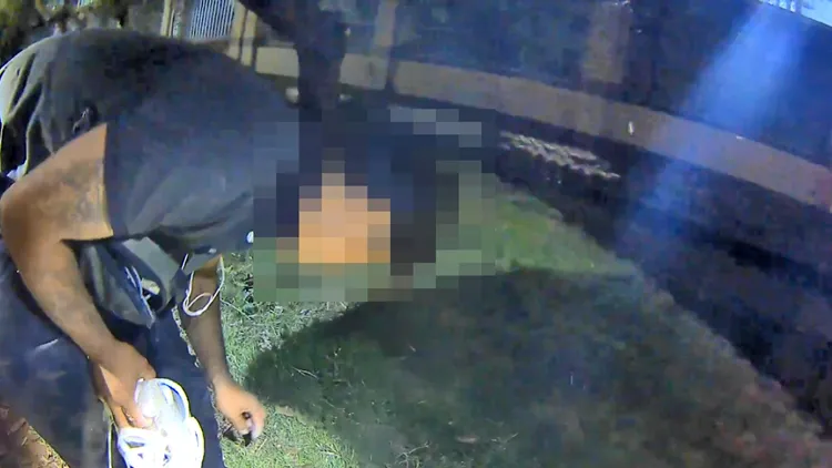 楊男半夜到鳳山水資源中心抓魚。讀者提供