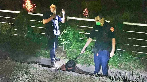 男半夜撈魚「回去養」　警盤查追跑飛撲！皮夾鼓鼓有這個