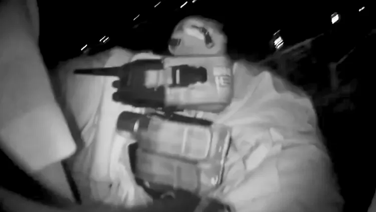 楊男假意配合，卻拔腿狂奔，被警方飛撲壓制。讀者提供