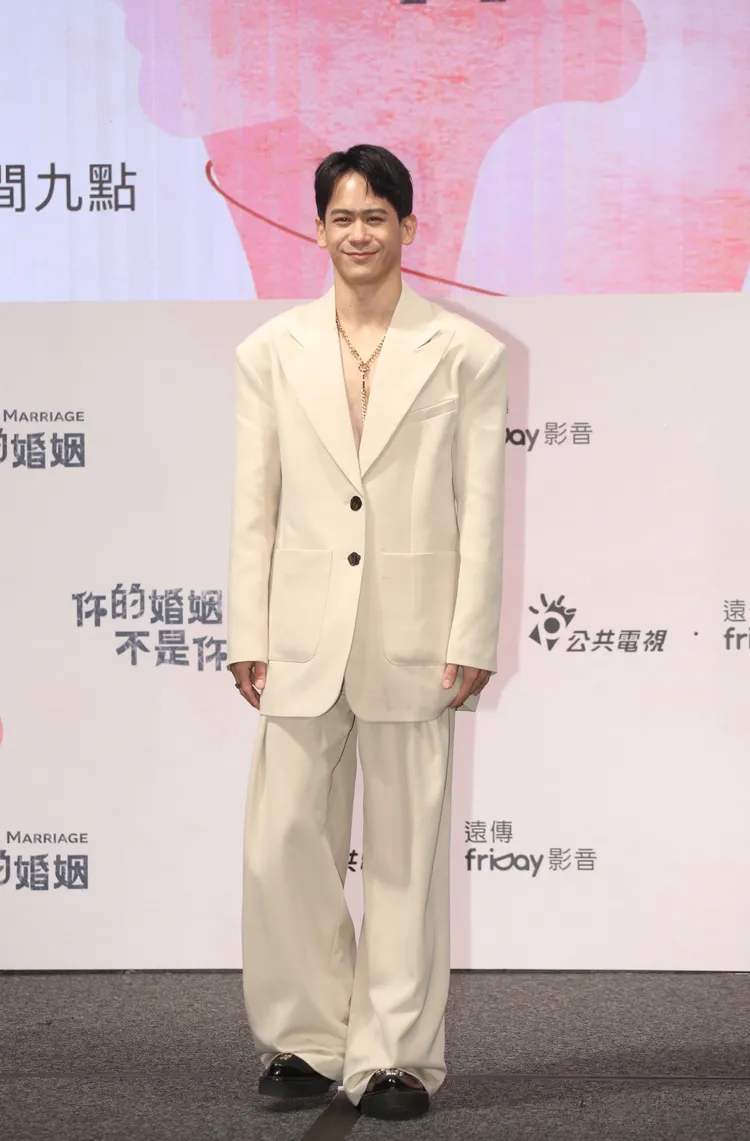 李淳最近走不穿衣性感風。陳明中攝