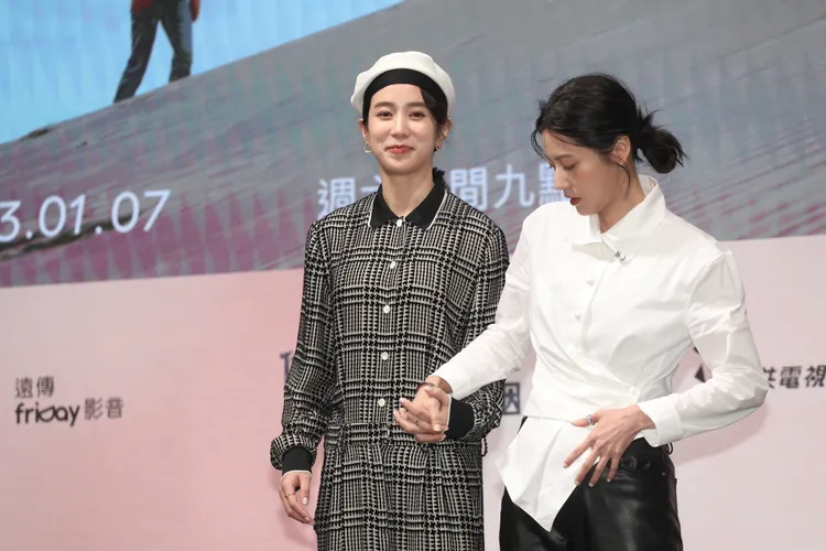 林予晞（右）牽起温貞菱手手。陳明中攝