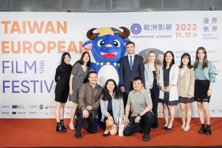 現場有歐盟吉祥物歐哞與高哲夫處長（後排中）、現場觀眾合影。佳映娛樂提供