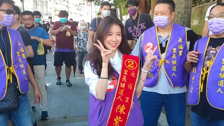 陳紫渝手比著2號的YA，露出甜美笑容。黃子騰攝