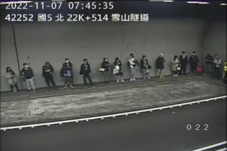 警方引導大客車乘客至避車彎等候。翻攝1968網站