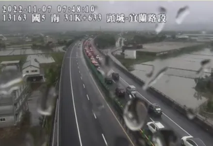 受這起大客車拋錨事件影響，國5主線一度回堵6公里。翻攝1968網站