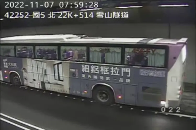 接駁車抵達進行乘客接駁。翻攝1968網站