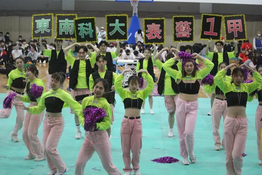 東南科大運動會熱鬧登場 青春洋溢!啦啦隊比賽會場擠爆堪比世足賽