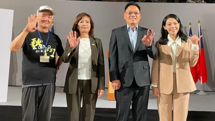 林耕仁與其他候選人合影。黃羿馨攝