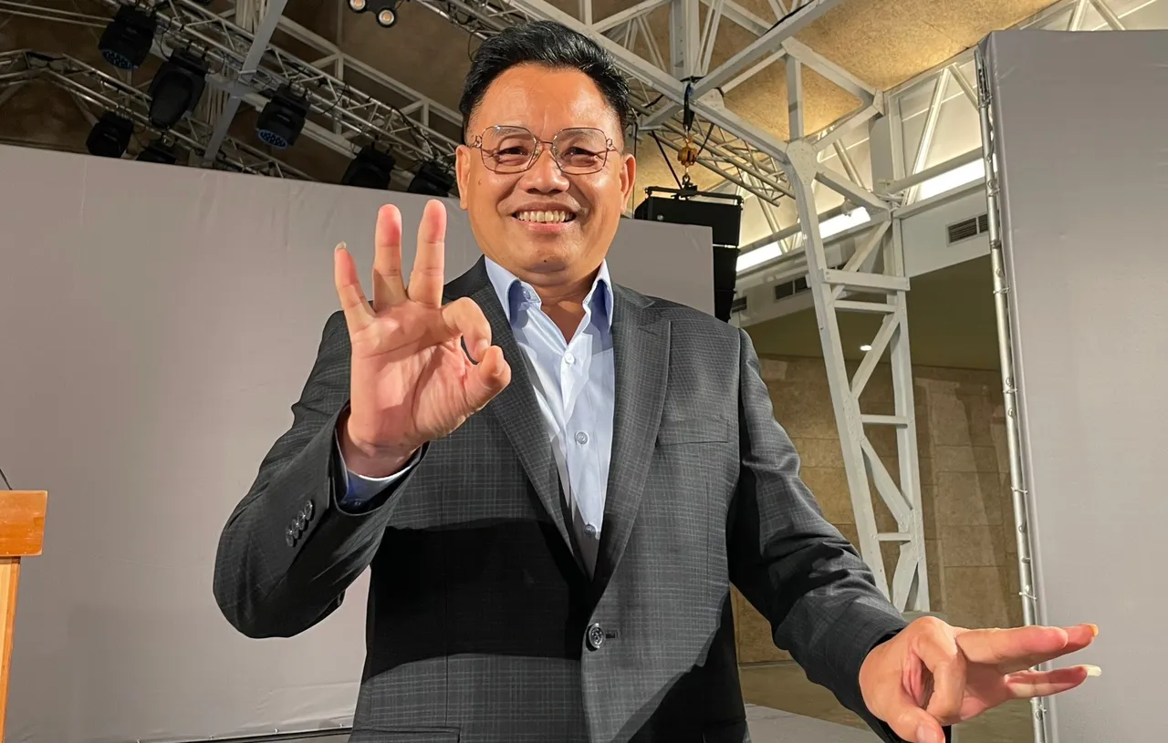 林耕仁抵達政見發表會場。黃羿馨攝