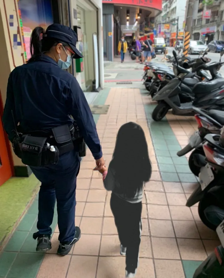 女童伸手讓女警護送返家。翻攝畫面