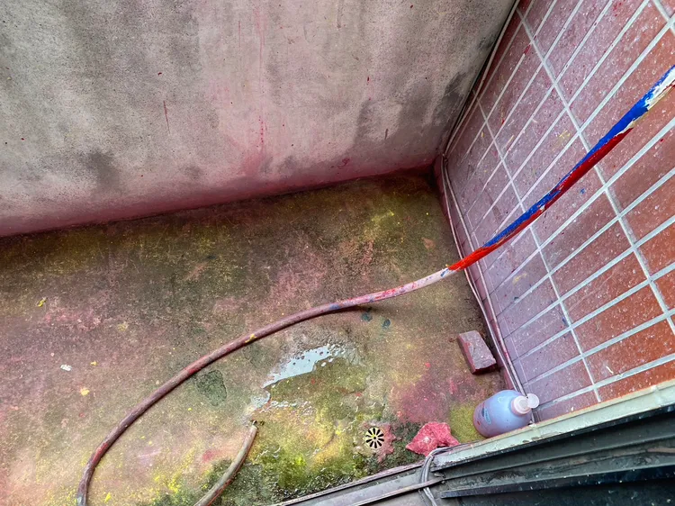 業者疑將染色作業液體由陽台排出。民眾提供