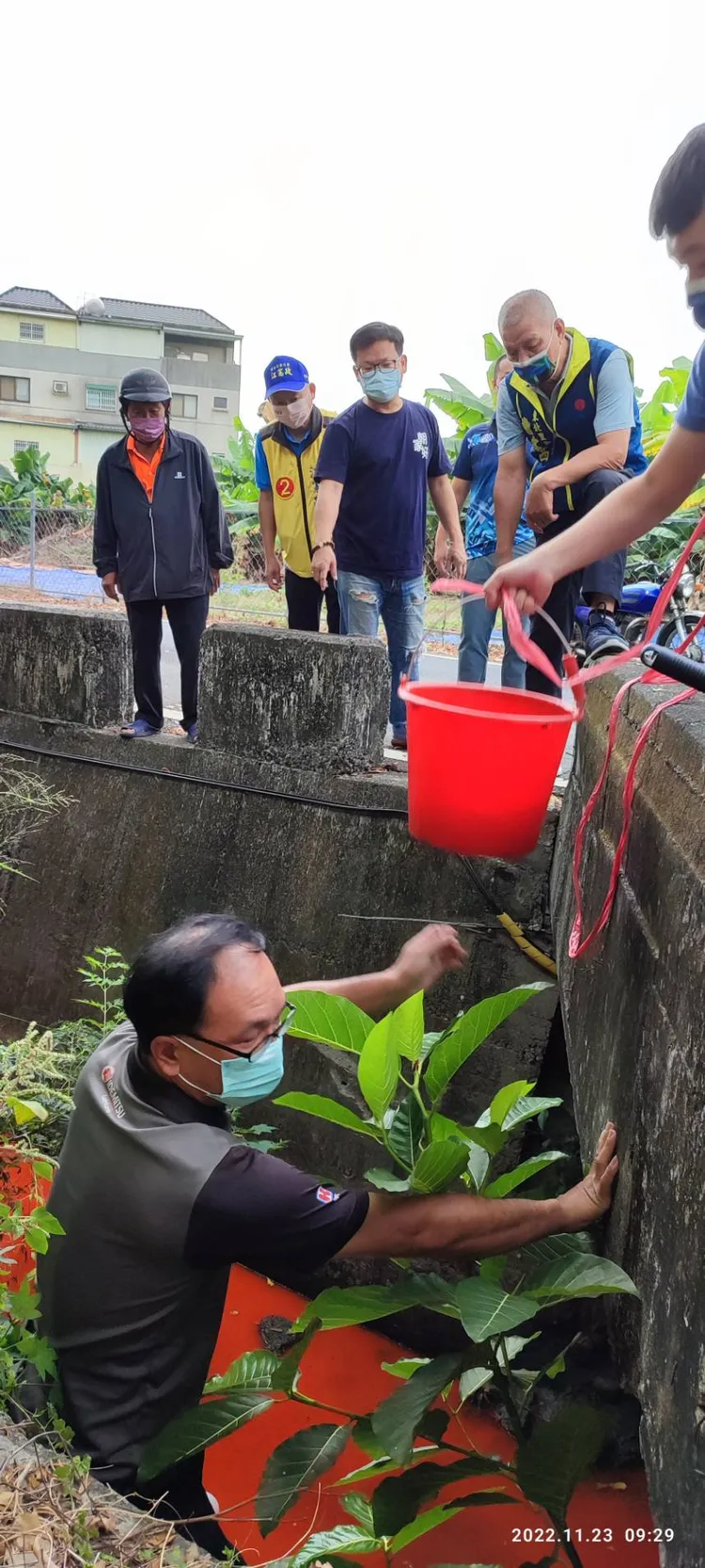 稽查人員下到溝渠取樣。曹嘉豪提供