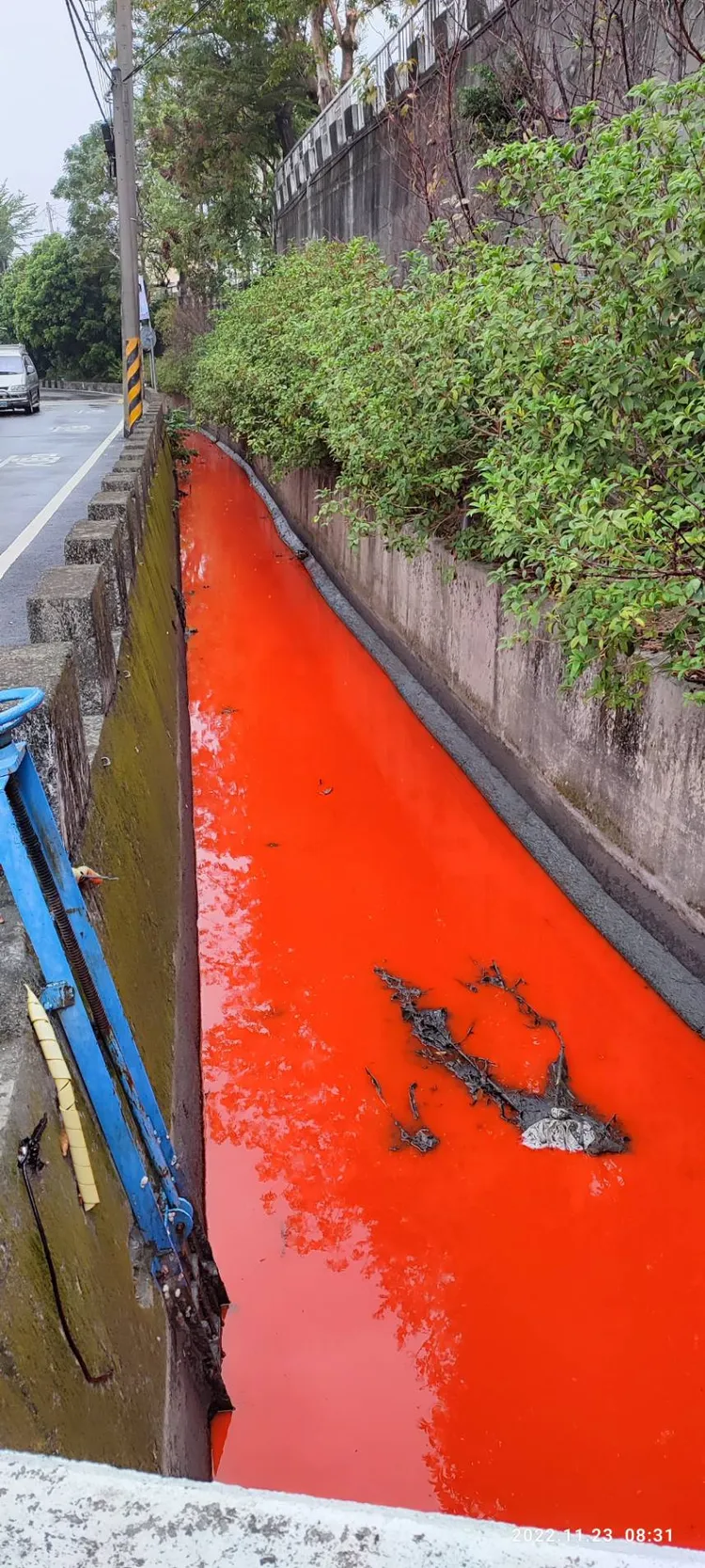 紅色溝渠令人頭皮發麻。縣議員曹嘉豪提供