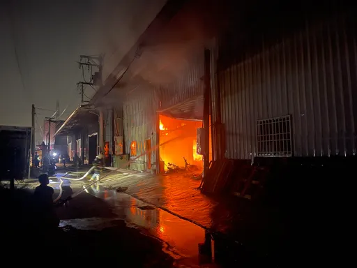 高雄路竹壓克力切割工廠火警　37勇消冒險撲滅火海！幸無人傷