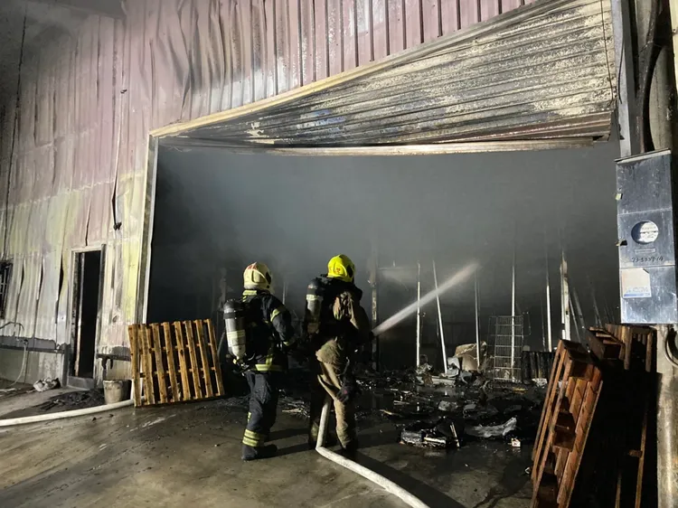 消防人員迅速撲滅火勢，現場無人傷亡。讀者提供