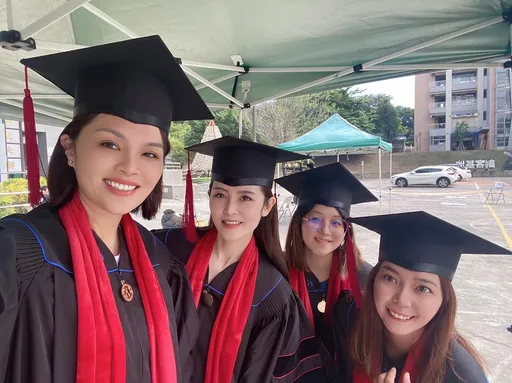 選前貼出穿碩士服燦笑照 李眉蓁:我會認真寫論文寫回自信