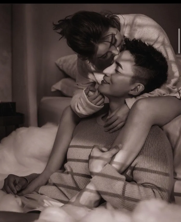 許維恩（後）和王家梁的喜帖照。翻攝王家梁IG