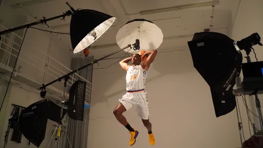 霍華德拍攝宣傳照超專業!飛身灌籃秀肌肉