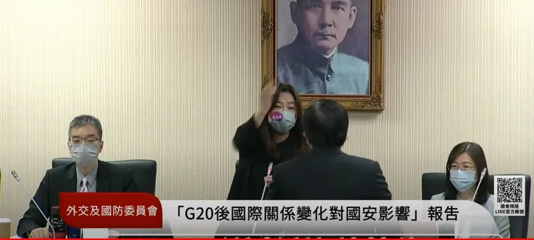 馬文君主席台上大罵蔡碧仲。取自國會直播