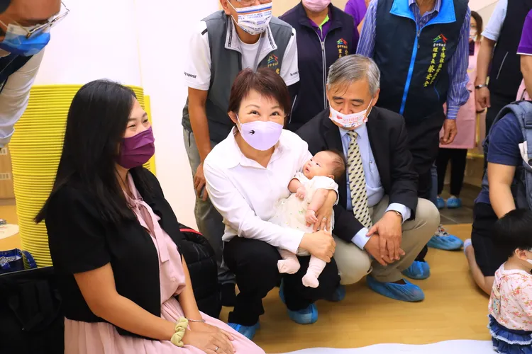 學者認為，盧秀燕任內許多政策都讓市民有感，圖為她出席北屯平德托嬰中心啟用。台中市政府提供