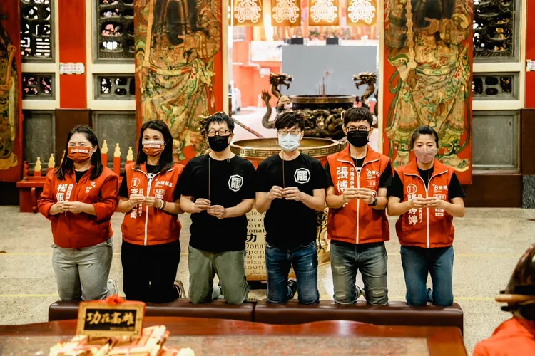 李雨蓁(左2)懇求市民讓民主幼苗能夠前進高雄市議會，共同推動高雄更好。基進提供