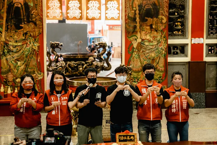 尹立(左3)朗誦禱詞，為光復高雄夥伴祈福「祈求神明、懇求人民讓光復高雄的民主幼苗活下去」。基進提供