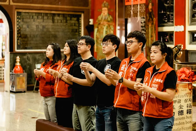 張博洋(右2)表示，被罷免的草包推薦空降又空話的參選人，顯示國民黨至今毫無歉意。基進提供