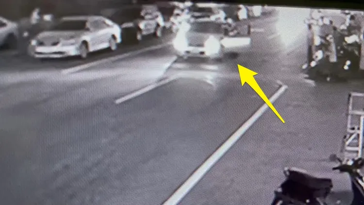 正當警員要進入車內拔去鑰匙時，駕駛竟然啟動車輛逃離，不顧警員身體一半還在車內。民眾提供