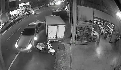 該部轎車竟然加速逆向衝撞對向車輛，懸空的警員也因此被甩開落地。民眾提供