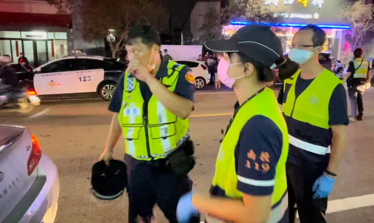 遭拖行的警員（左一）事後心有餘悸，表示當時一片空白。民眾提供