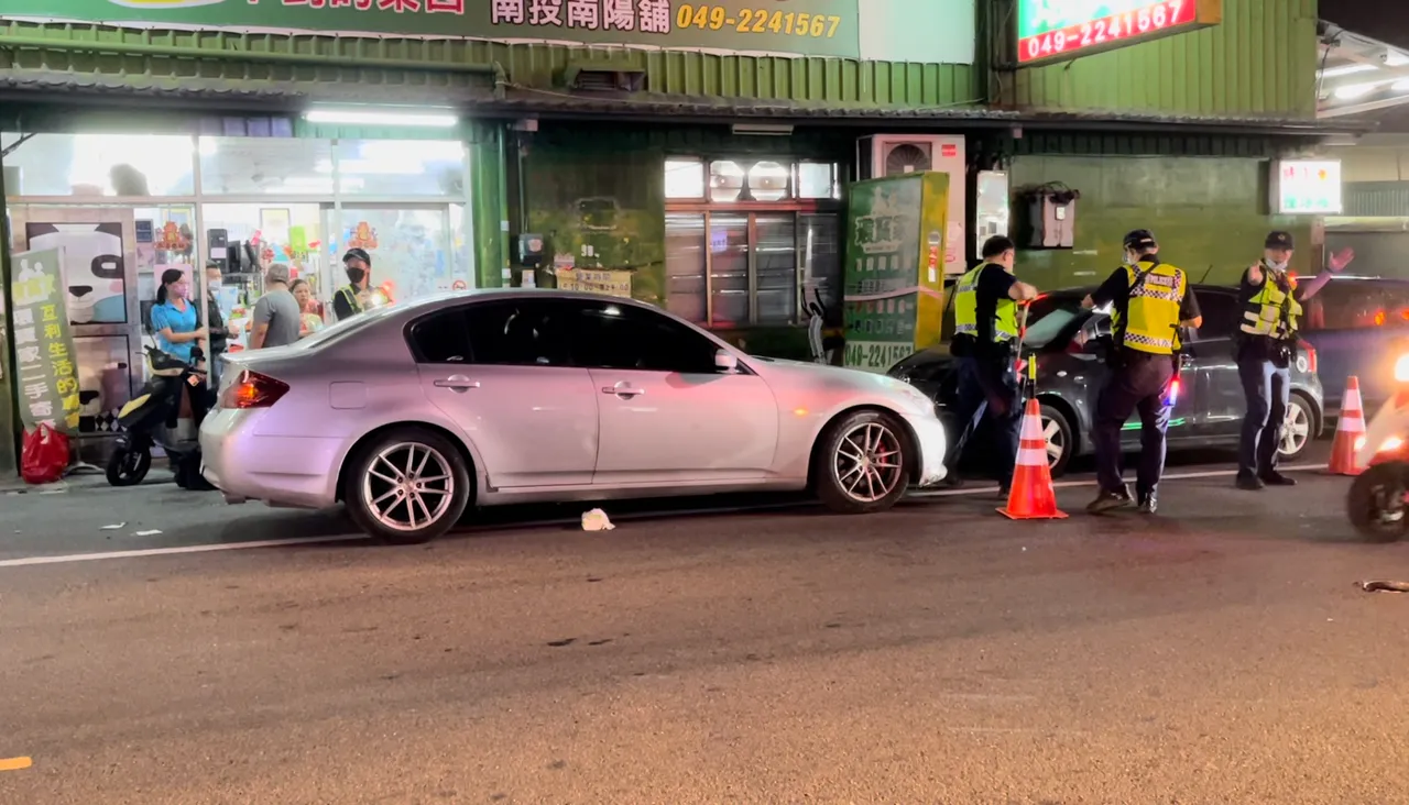 轎車逆向行駛逃離,撞到路邊車輛後才被迫停下。民眾提供