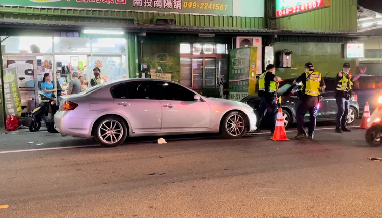 轎車逆向行駛逃離，撞到路邊車輛後才被迫停下。民眾提供
