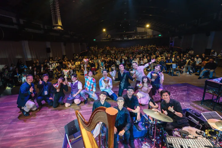 終場謝幕時，劇組及台下多位好友突然獻上蛋糕，驚喜祝聶雲50大壽生日快樂。華文音樂劇提供