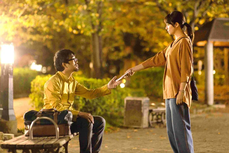 木村文乃（右）片中在日本聽障藝術家砂田原子指導下，練就流利又自然的手語。海鵬影業提供