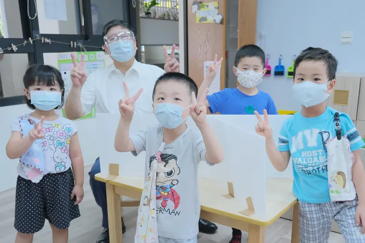 公共化教保服務量能方面，已完成增設公立、非營利幼兒園16園53班，及準公共幼兒園66園，提供7684位幼生名額。楊文科競辦提供