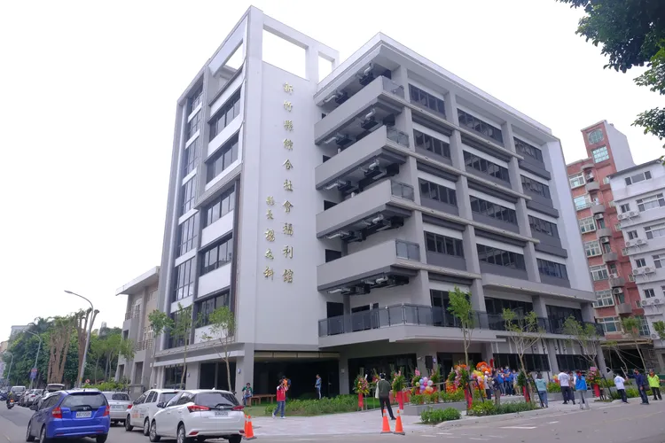 新竹縣綜合福利館明年上半年即可營運，提升親子育樂、福利諮詢和多元家庭休閒服務品質。楊文科競辦提供