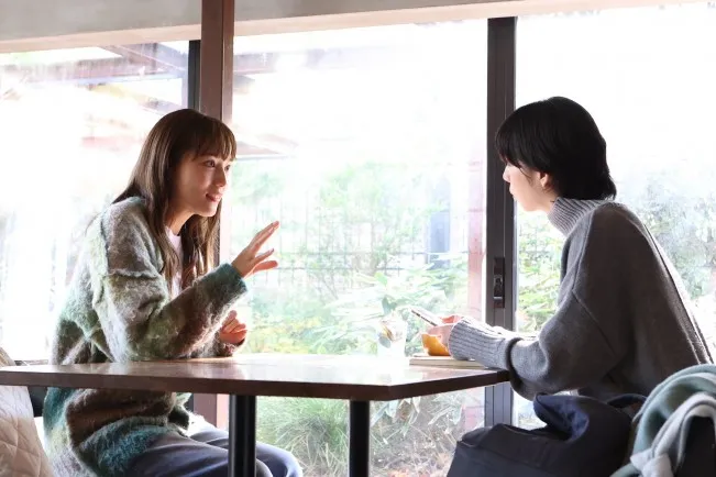 川口春奈(左)和夏帆在《silent》用手語溝通。KKTV