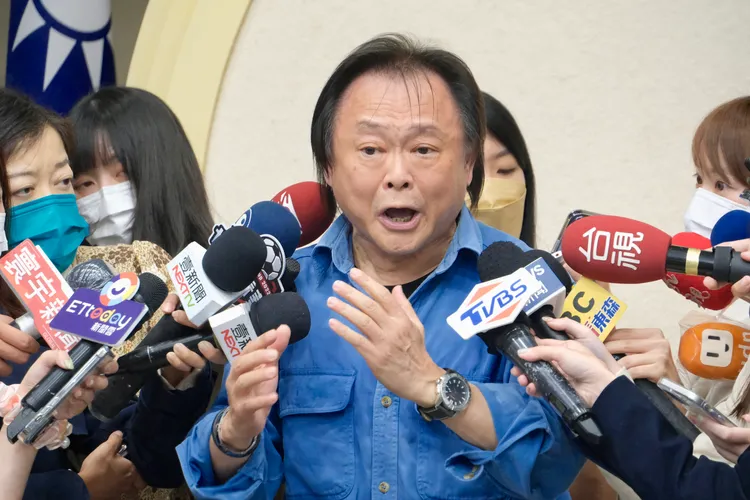 王世堅昨日受訪時情緒激動。資料照片