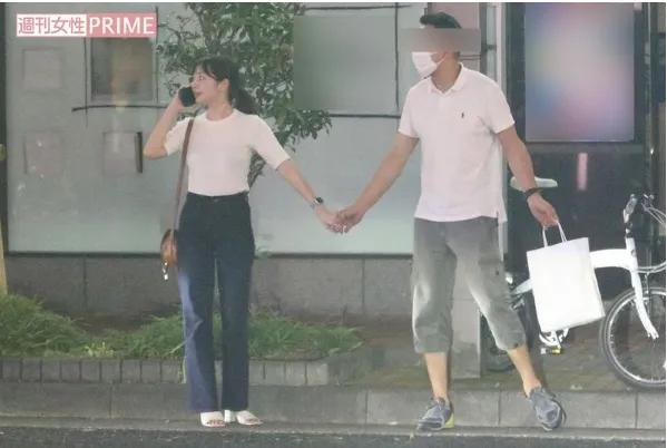 松岡知穗（左）和已婚男友在街上手牽手。翻攝週刊女性