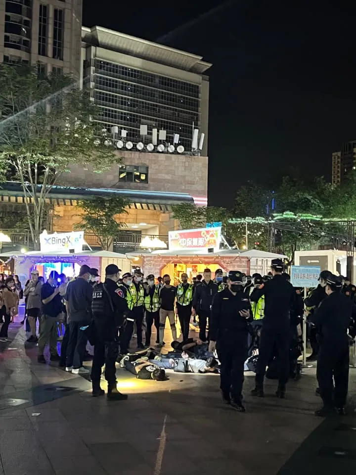 6名屁孩被壓在地上，警方圍在旁邊。翻攝臉書我是板橋人