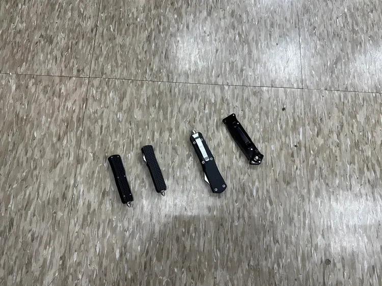 警方在屁孩身上搜出的刀械。翻攝畫面