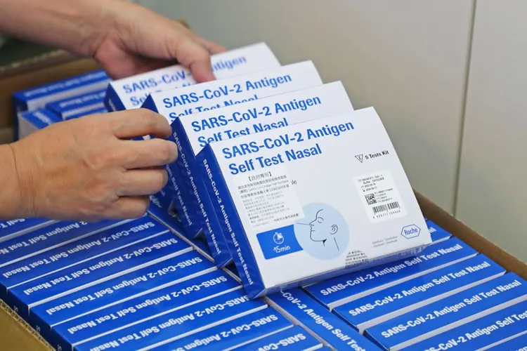 家用快篩免費領取對象11月將擴大至12歲以下和中低收入戶。林林攝