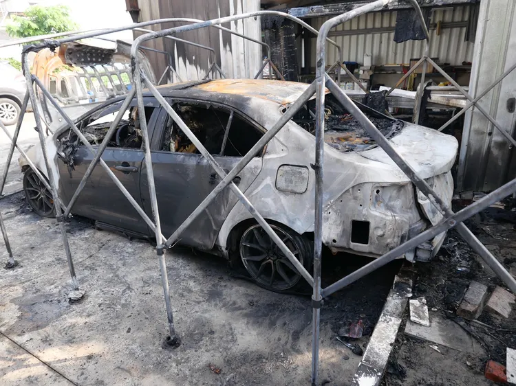 被縱火燒毀的轎車。警方提供