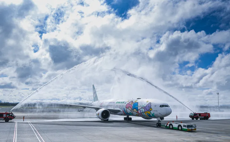 長榮航空即日起開啟台北－慕尼黑直飛，首航班特別調派三麗鷗彩繪機執飛，桃園機場公司也安排灑水儀式慶賀。長榮航空提供