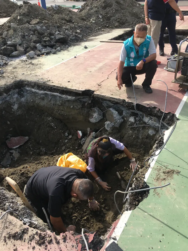 工程人員開挖籃球場時赫然發現一具人骨。資料照片